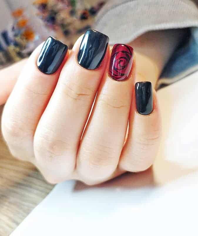 Black nails online with one red