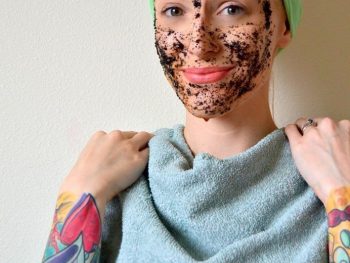 BLACK TEA AND HONEY EXFOLIATING MASK