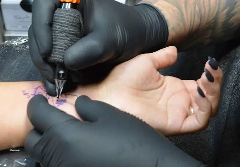 10 Best Tattoo Gloves: Uitimate Guide (2023 Update) 8 Black Pearl Latex Gloves