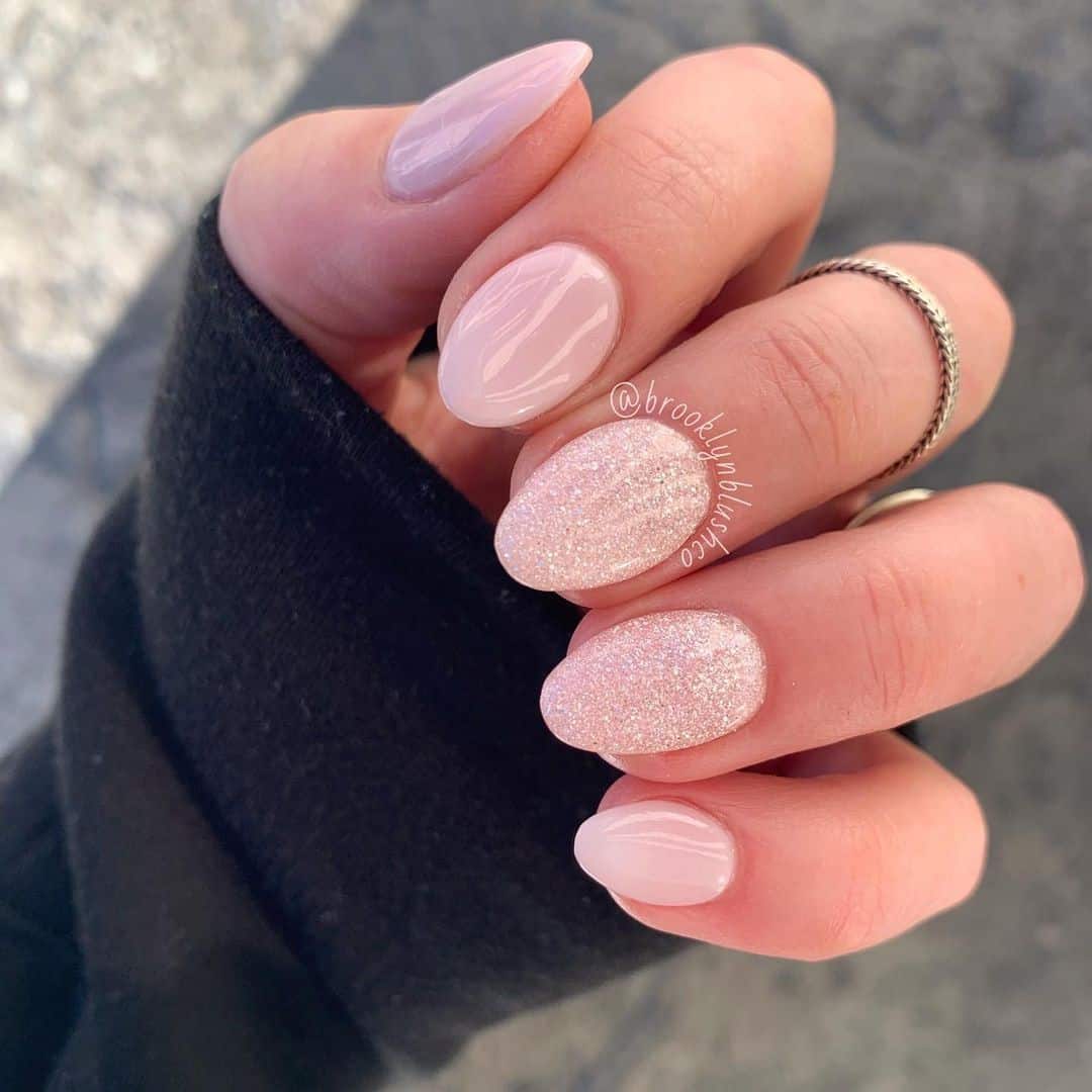 Short & Feminine Almond Nails 