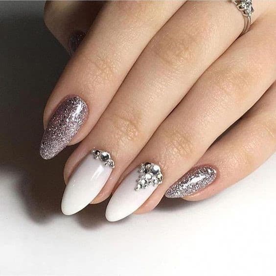 Short & Feminine Oval Nails With Glitter Details