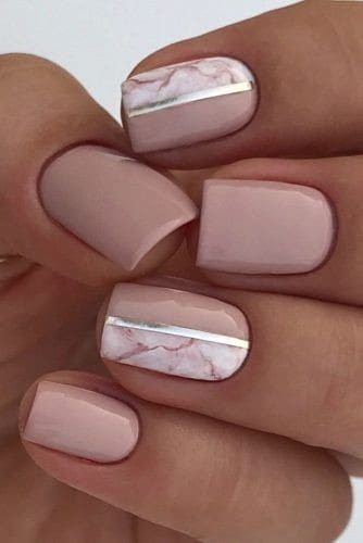Short & Natural Nude Nails With Rose Details