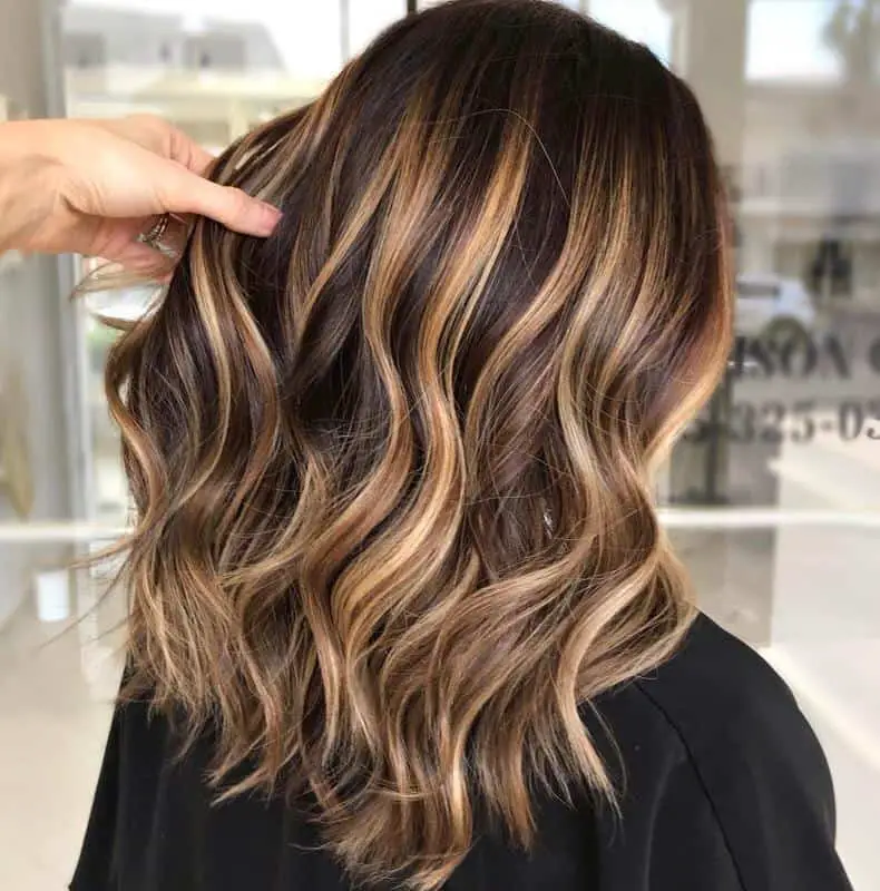 20+ Flattering Hairstyles To Make Your Nose Appear Smaller (2023 Update) 8 Beach Waves To Make The Nose Appear Smaller 1