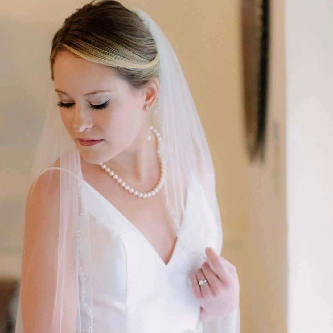 Elegant Wedding Hairstyle With Veil & A Highlight 