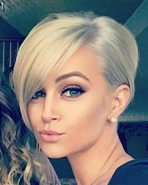 Taper Haircut For Women: Is This a Hair Trend For You? 15 Extended Side Bang Taper Haircut 2