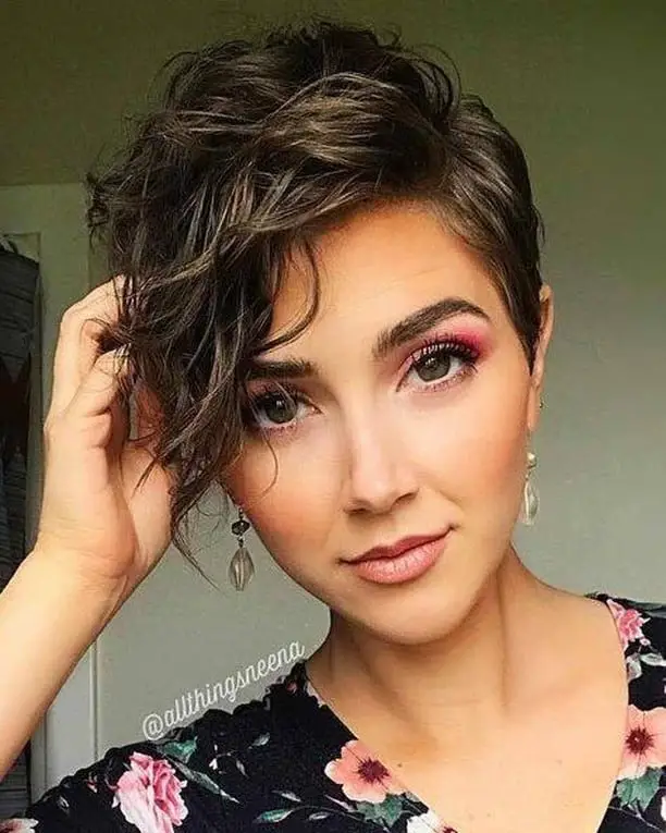 Taper Haircut For Women: Is This a Hair Trend For You? 16 Extended Side Bang Taper Haircut 3