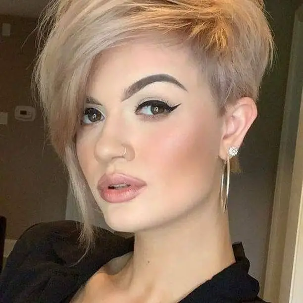 Taper Haircut For Women: Is This a Hair Trend For You? 17 Extended Side Bang Taper Haircut 4