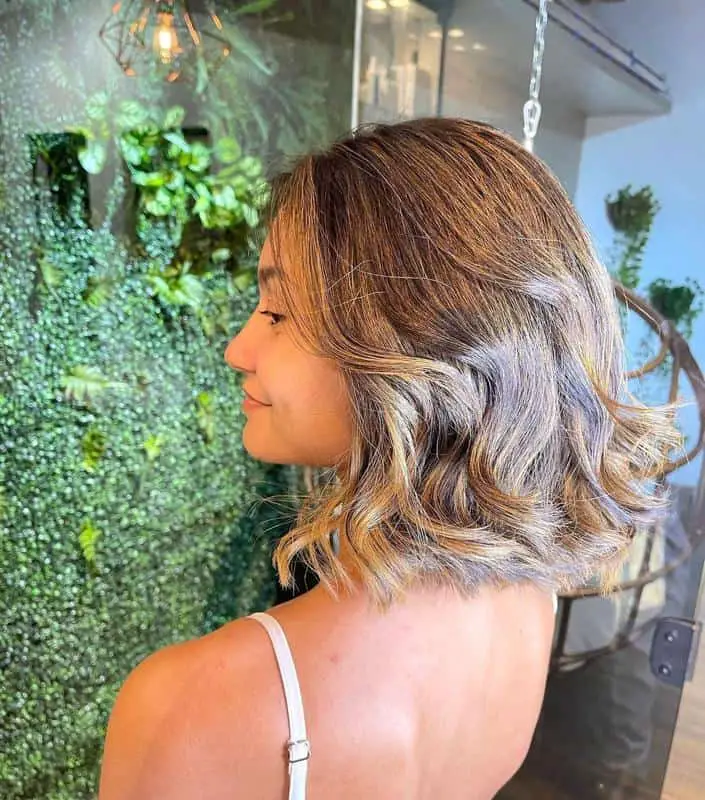 50+ Delicious Caramel Highlights on Brown Hair: Trendy Ideas For A Hair Makeover 54 Medium Bob with Golden Curls 2