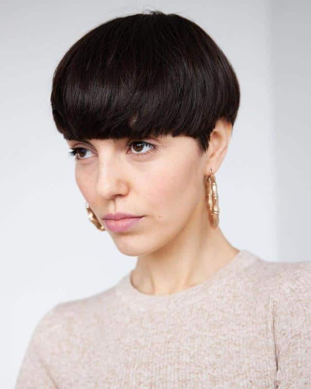 40+ Mushroom Haircut Styles (For Both Men And Women) 12 Mushroom Haircut With Bangs 3