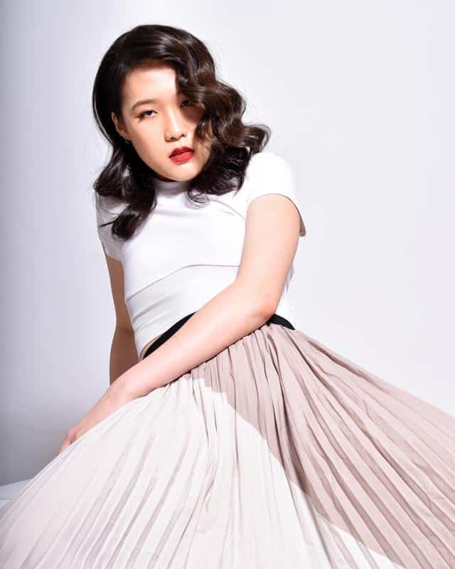 Korean Hairstyle Lookbook: 20 Inspirational Styles For Both Men And Women 9 Sleek Curls and Side Parting