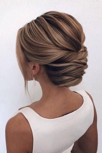 20+ Flattering Hairstyles To Make Your Nose Appear Smaller (2023 Update) 12 Teased Hairstyle To Make The Nose Appear Smaller 1