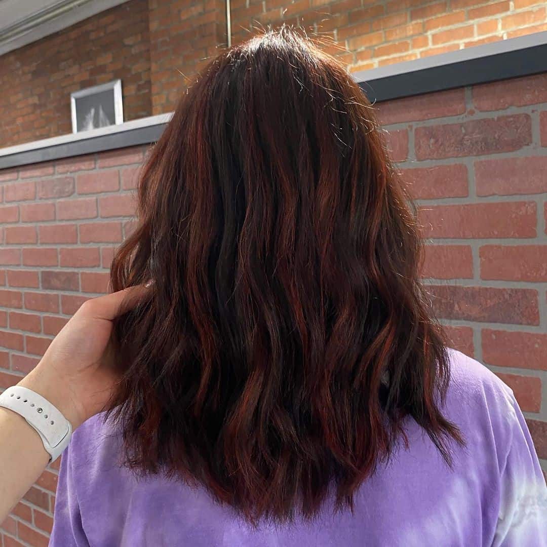Wavy & Natural Looking Red Highlights On Black Hair