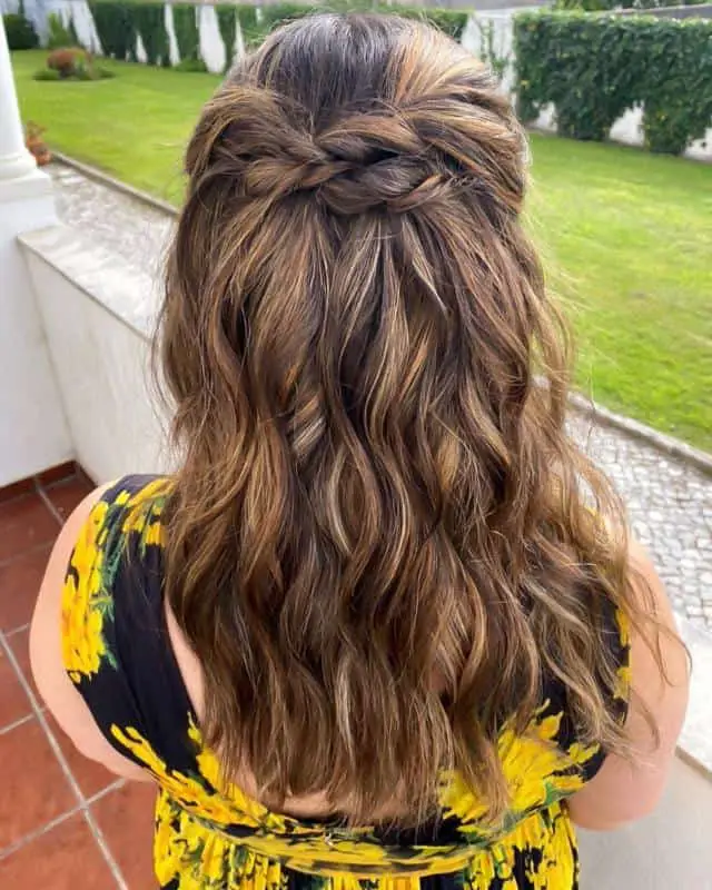 60 Half-Up Half-Down Hairstyles You’ll Fall in Love with (2023 Update) 35 Beach Waves Half-Up, Half-Down Hairstyles 4