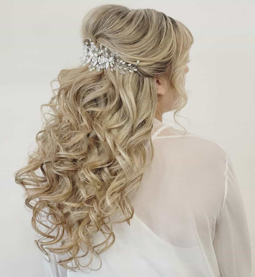 Blonde Swept Curls Loose Hairdo For Round Faces