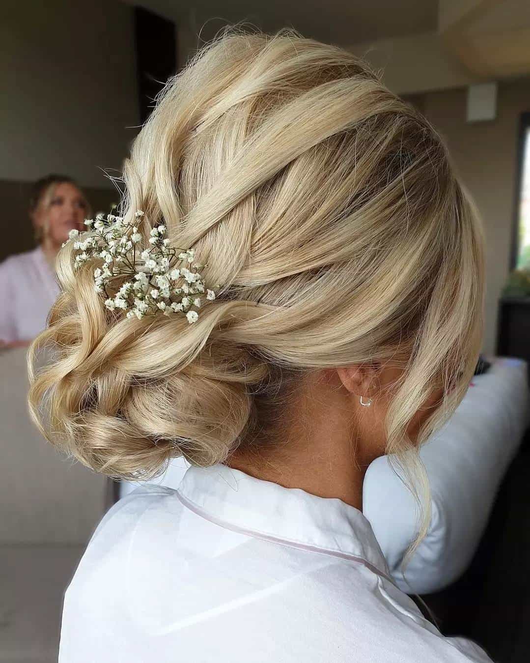 Blonde Wedding Hairstyle For Round Face With A Detail 