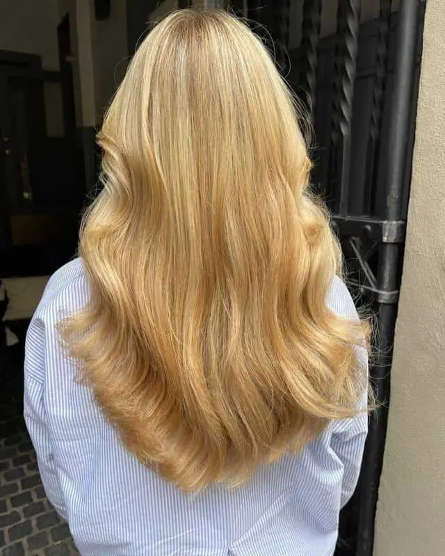 Hair Color Chart: Matching Hair Colors to Your Skin Tone (2023 Update) 9 Honey Blonde