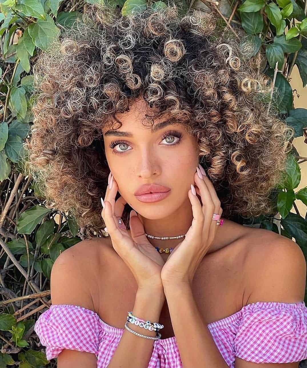 Retro Voluminous Curly Look For Small Forehead