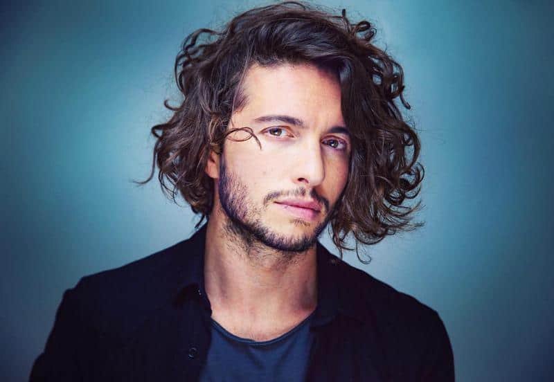 50+ Incredible Good Hairstyles for Those With Big Ears (2023 Update) 31 Set your curls free 1