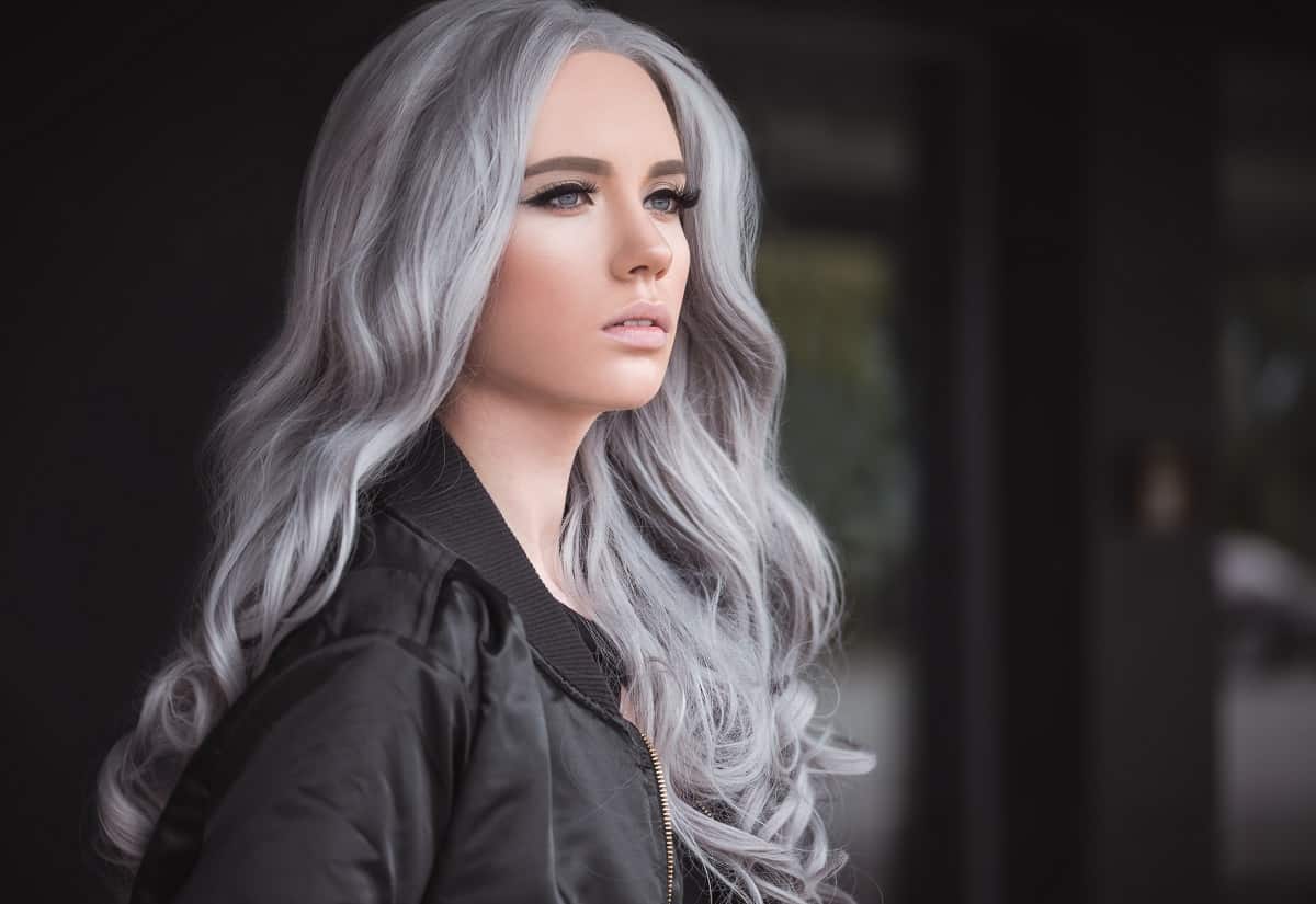 30 Gorgeous Grey and Silver Highlights on Black Hair 2022 Updated   Cabello oscuro con reflejos Cabello oscuro con mechas Colores de cabello  mechas