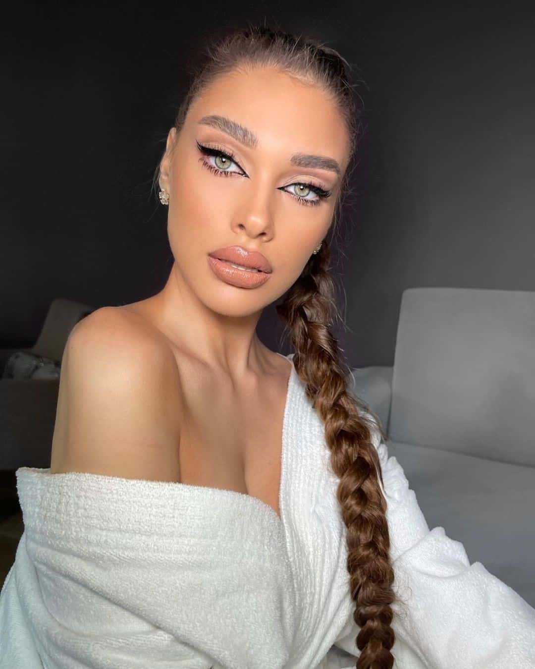 Top 30 Makeup Tips For A Round Face (Simple, Neutral & Everyday) 23 Black Liner Makeup Look