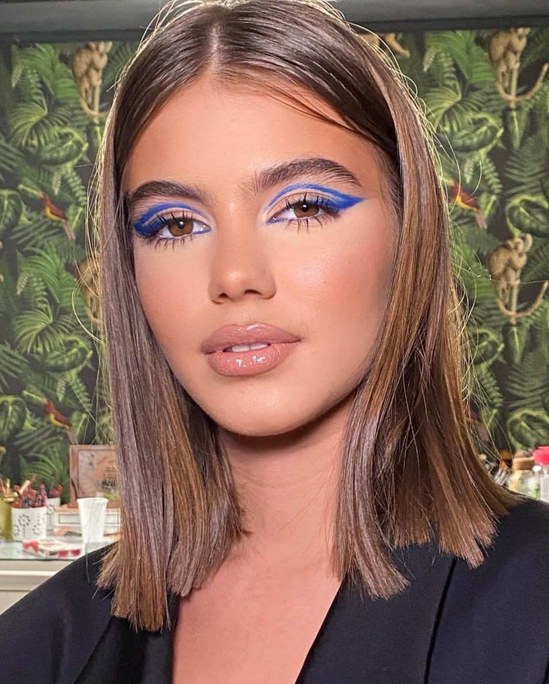 Top 30 Makeup Tips For A Round Face (Simple, Neutral & Everyday) 19 Blue Eyeliner Makeup Graphic