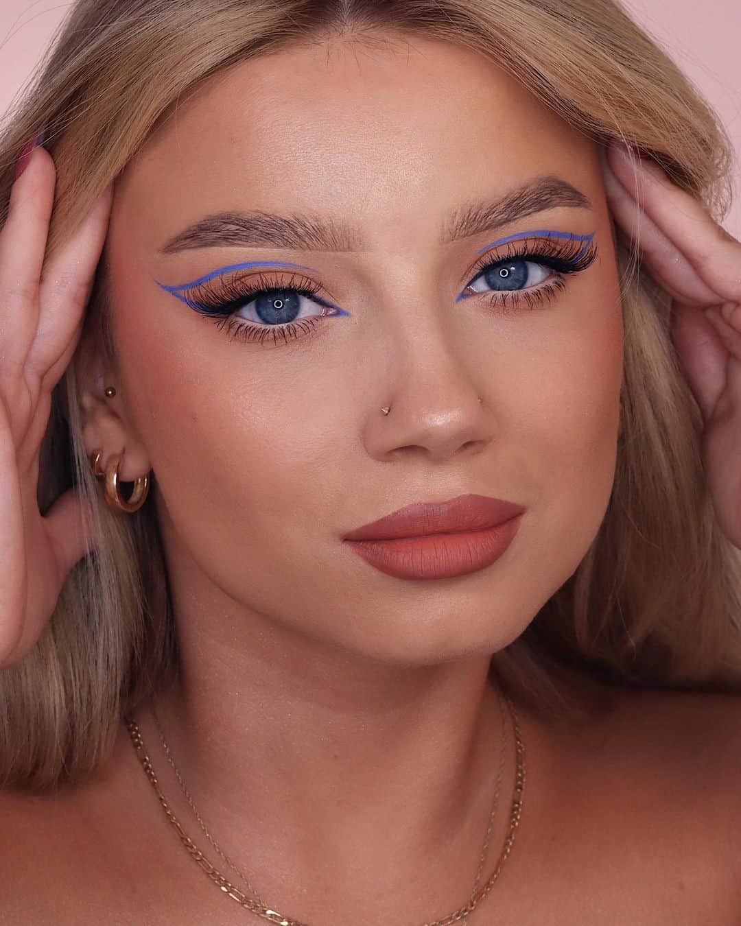 Top 30 Makeup Tips For A Round Face (Simple, Neutral & Everyday) 25 Blue Winged Liner Idea
