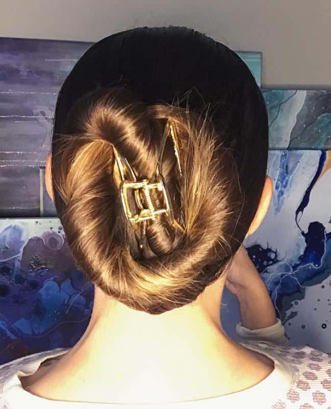 Claw Clip In The Middle Of The Bun