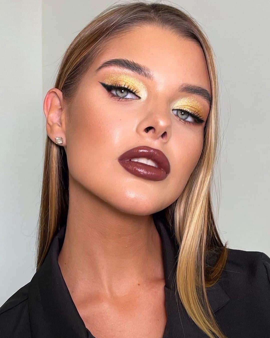 Top 30 Makeup Tips For A Round Face (Simple, Neutral & Everyday) 27 Colorful Idea Yellow & Red Combined