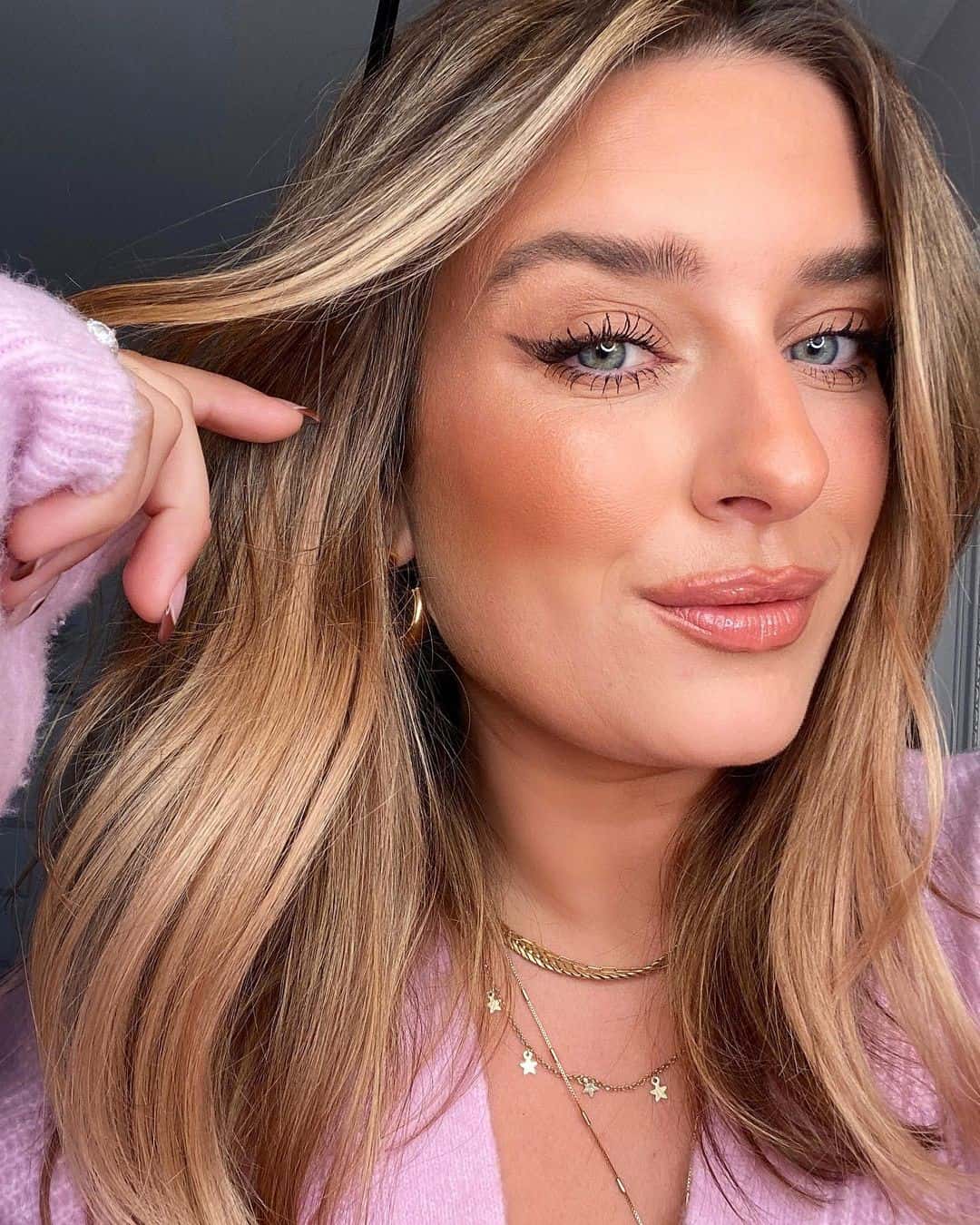 Top 30 Makeup Tips For A Round Face (Simple, Neutral & Everyday) 12 Glowy Bronzed Look