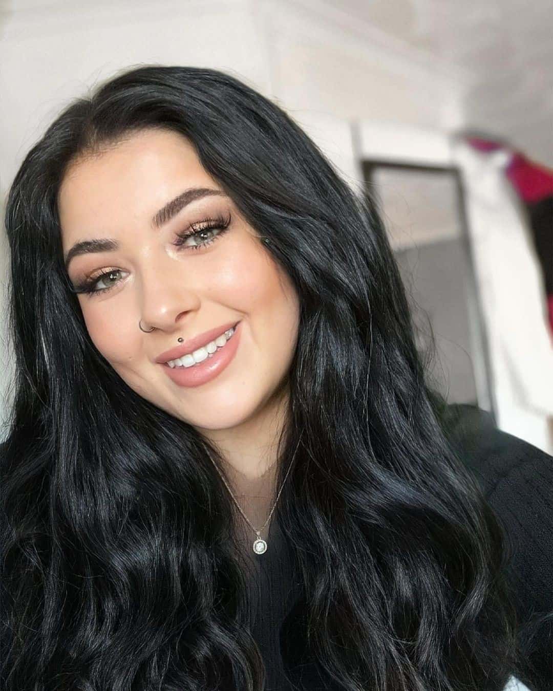 Top 30 Makeup Tips For A Round Face (Simple, Neutral & Everyday) 9 Glowy Dewy Makeup Look
