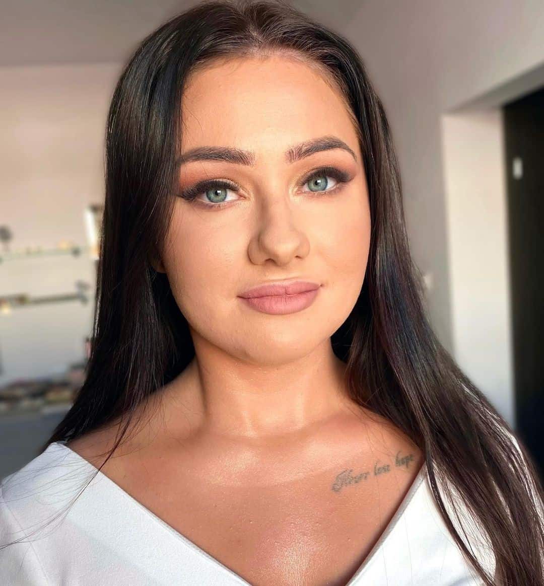 Top 30 Makeup Tips For A Round Face (Simple, Neutral & Everyday) 31 Matte Makeup Look Idea