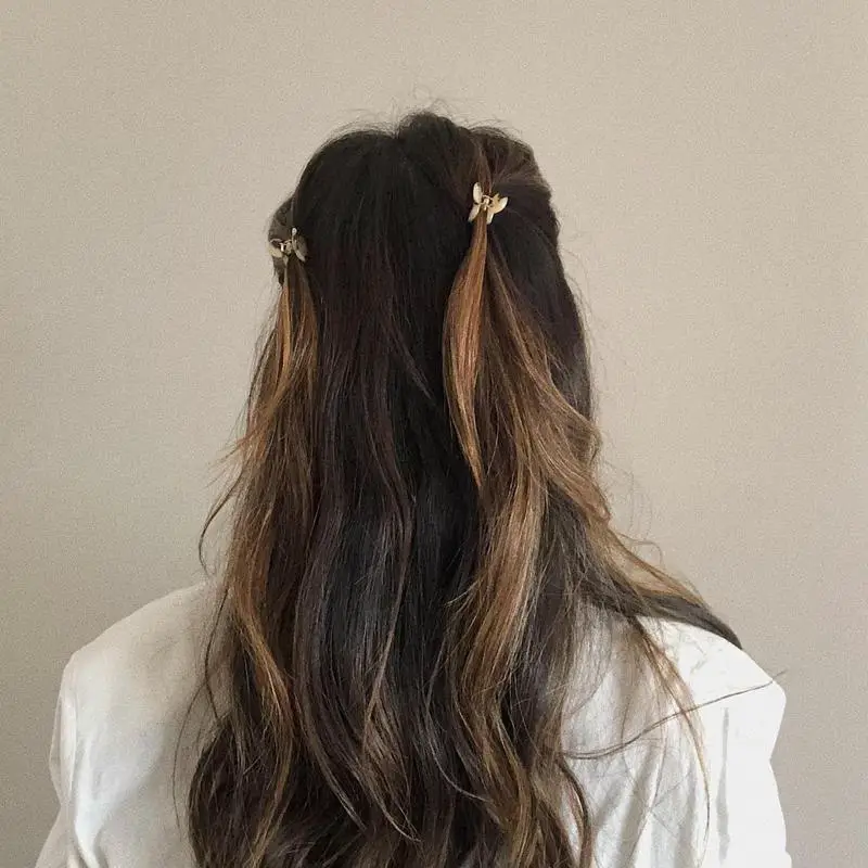 30 Claw Clip Hairstyles That Will Make You Look Stunning 21 Mini Claw Clip Hairstyles