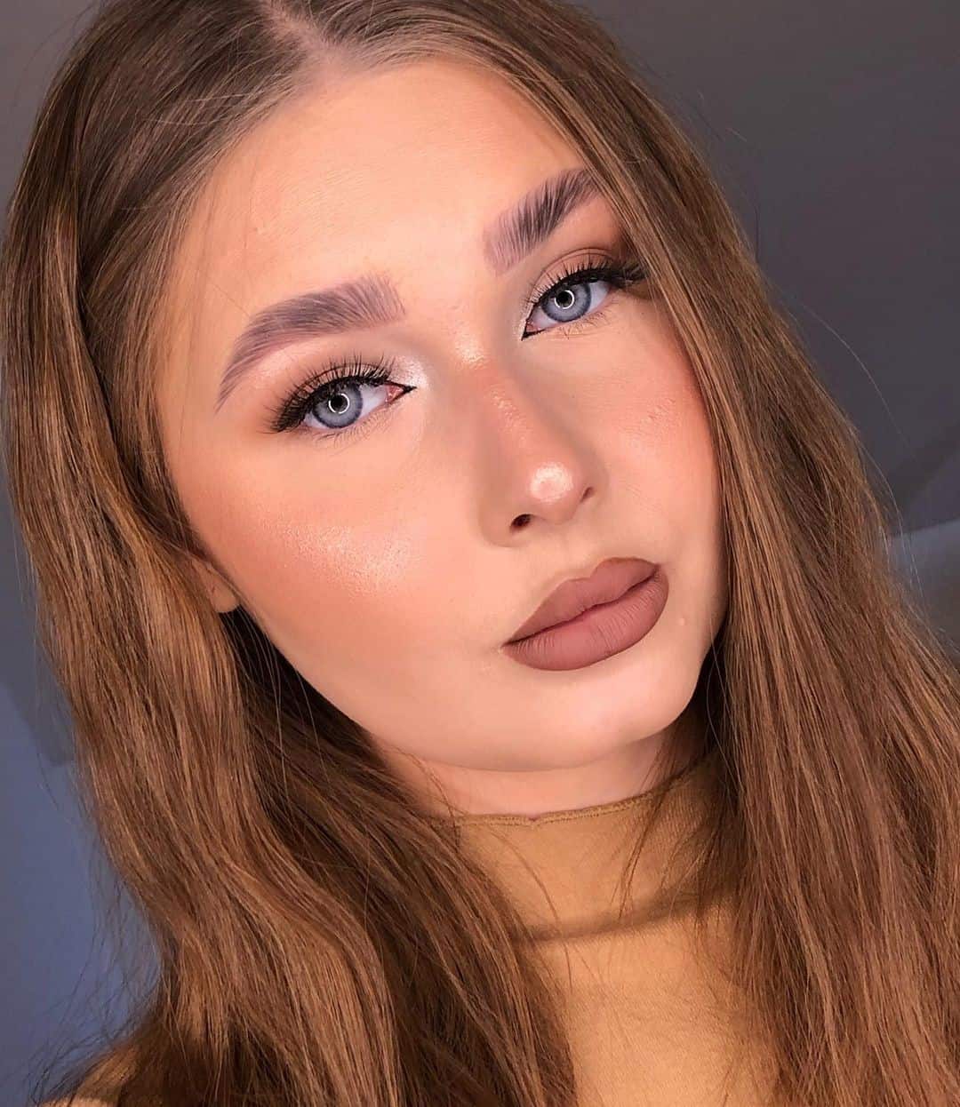 Top 30 Makeup Tips For A Round Face (Simple, Neutral & Everyday) 13 Neutral Glow & Brown Shadows