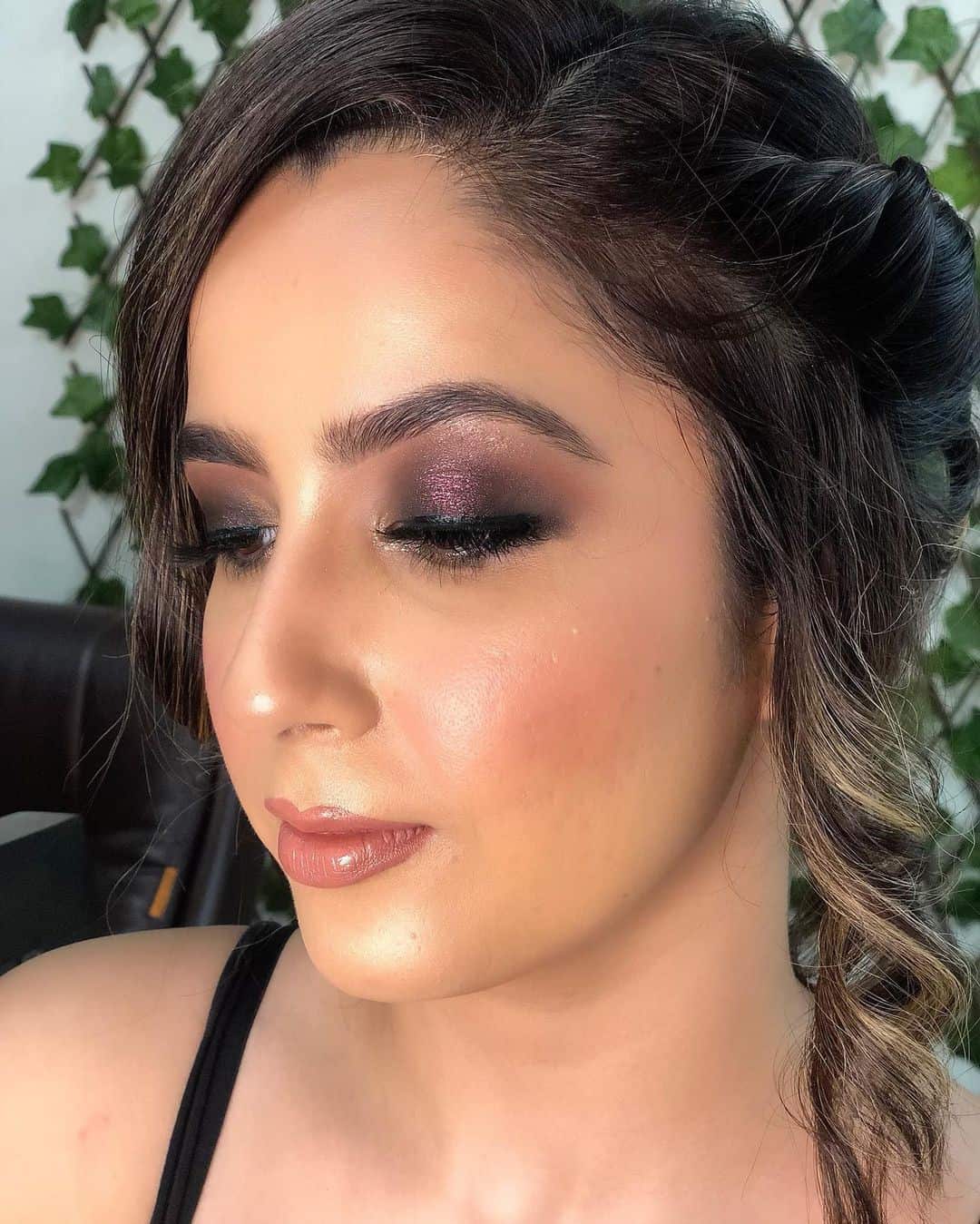 Top 30 Makeup Tips For A Round Face (Simple, Neutral & Everyday) 24 Night-out Glamorous Makeup Look