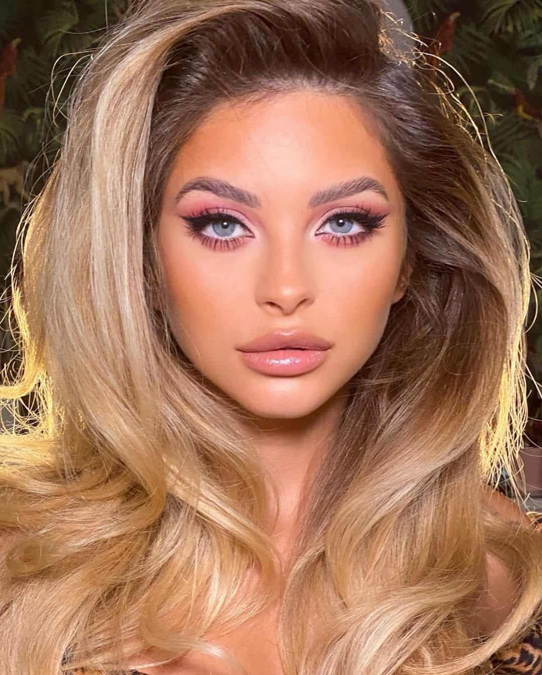Top 30 Makeup Tips For A Round Face (Simple, Neutral & Everyday) 18 Night-out Pink Color Shadow Look