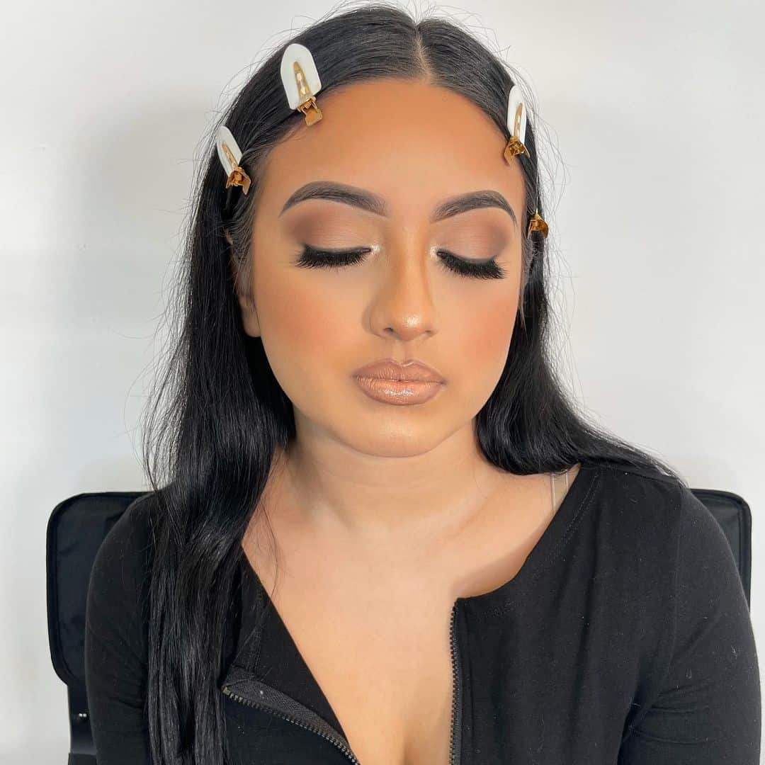 Top 30 Makeup Tips For A Round Face (Simple, Neutral & Everyday) 16 Nude Makeup For A Round Face