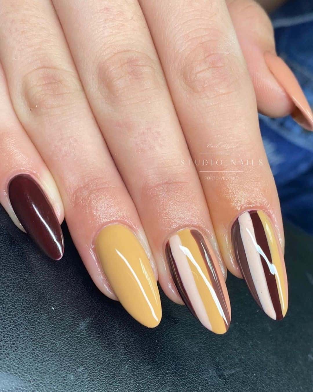 Oval Elegant Nail Designs With Lines