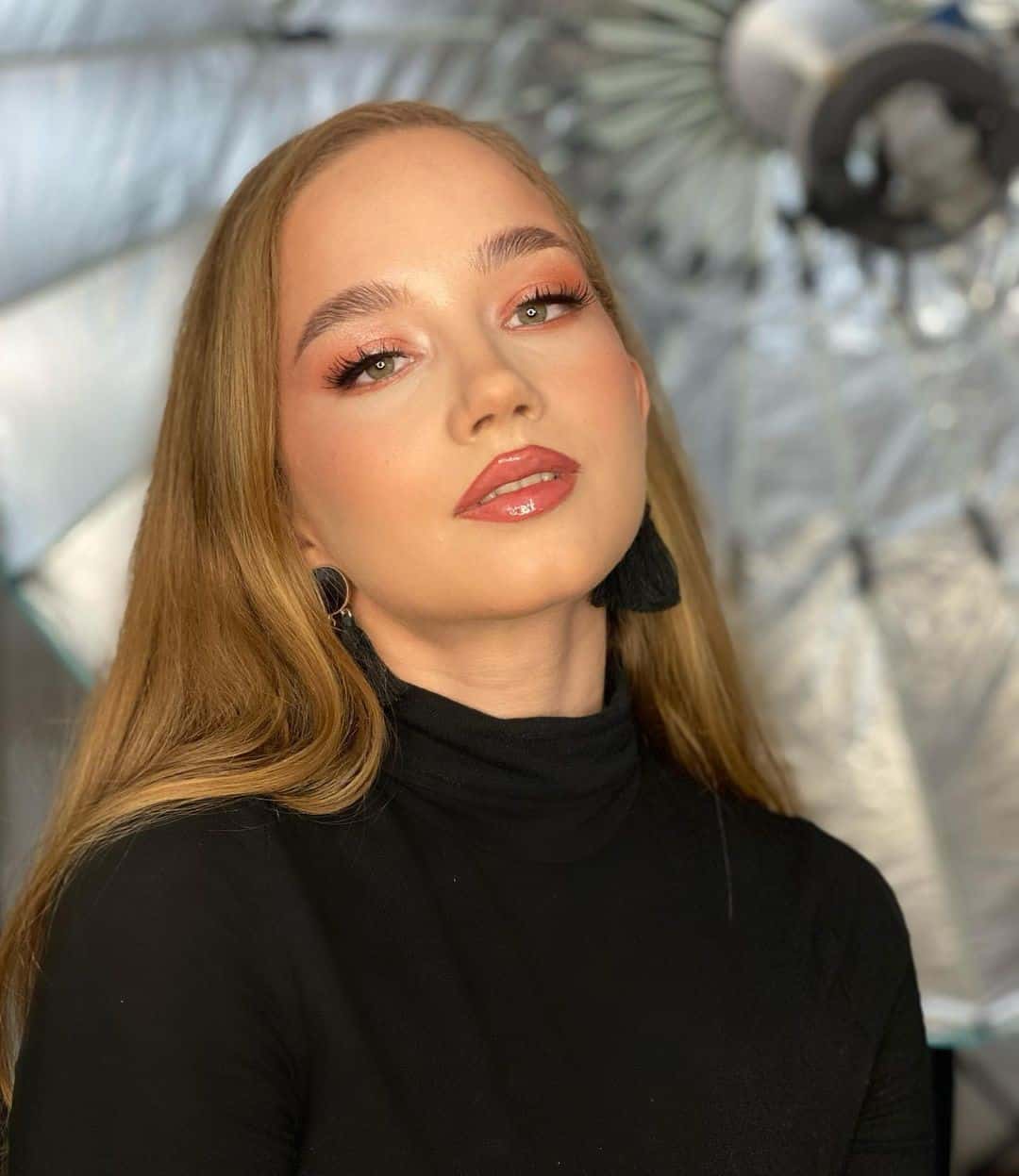 Top 30 Makeup Tips For A Round Face (Simple, Neutral & Everyday) 4 Pink Eye Makeup Look