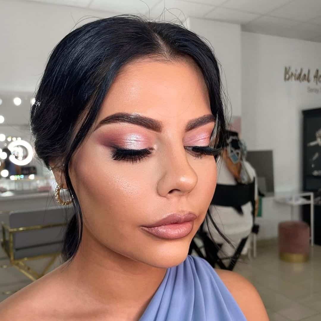 Top 30 Makeup Tips For A Round Face (Simple, Neutral & Everyday) 32 Professional Makeup Look