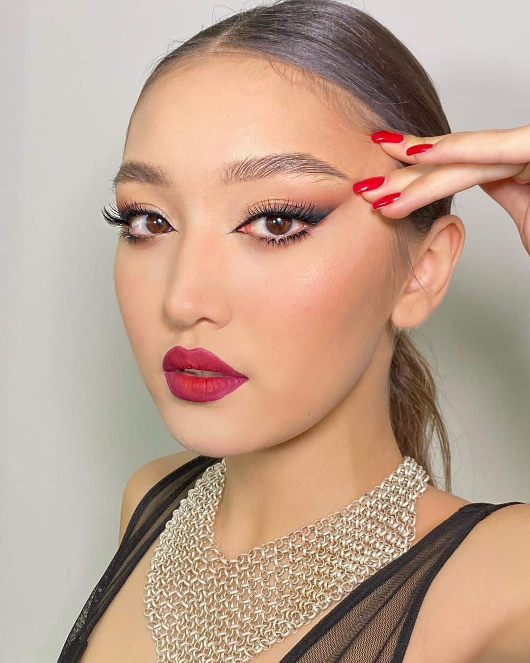 Top 30 Makeup Tips For A Round Face (Simple, Neutral & Everyday) 30 Winged Out Liner For A Round Face