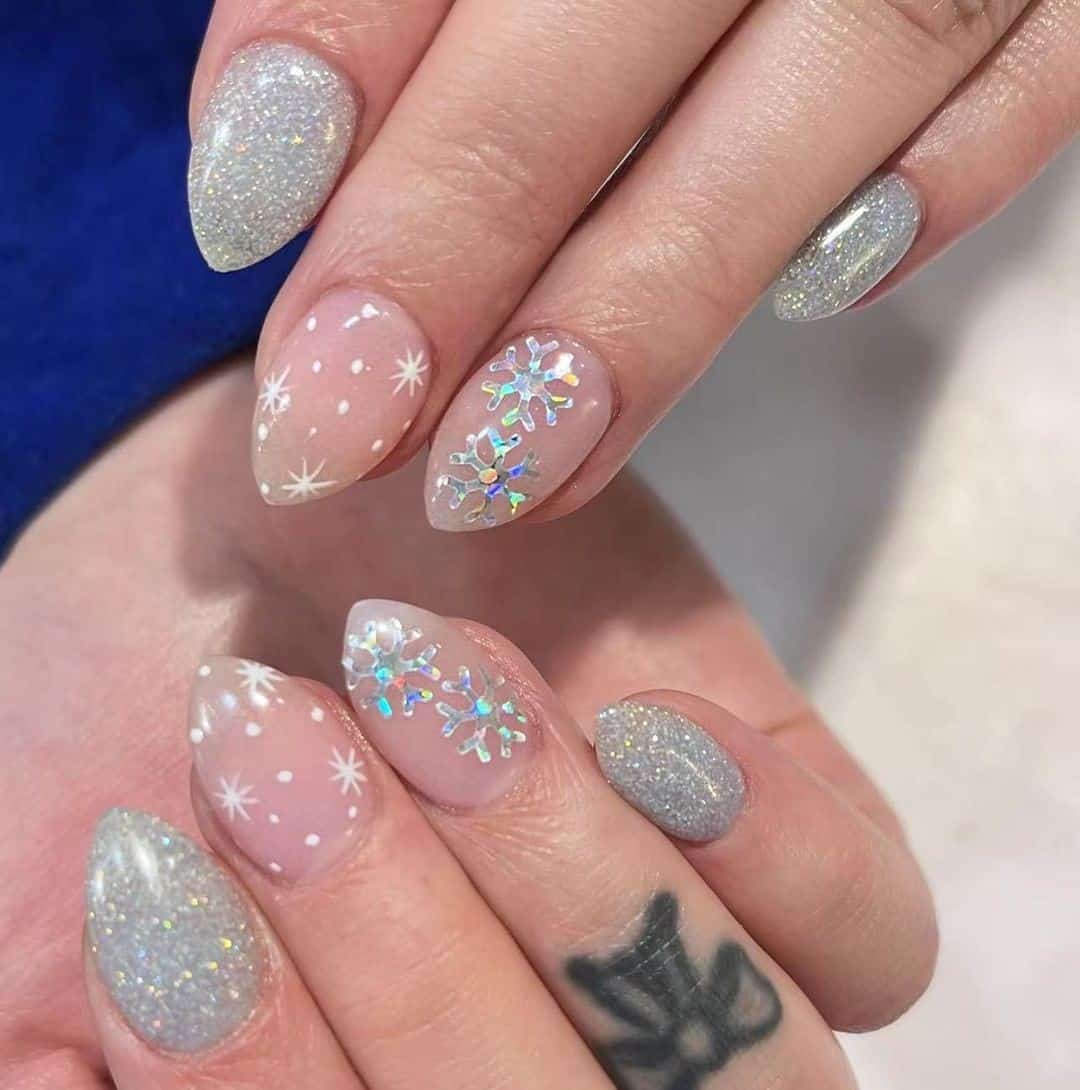 Top 33 Sweet Snowflake Nail Design Ideas For Winter 34 Glitter Natural Snowflake Nail Manicure