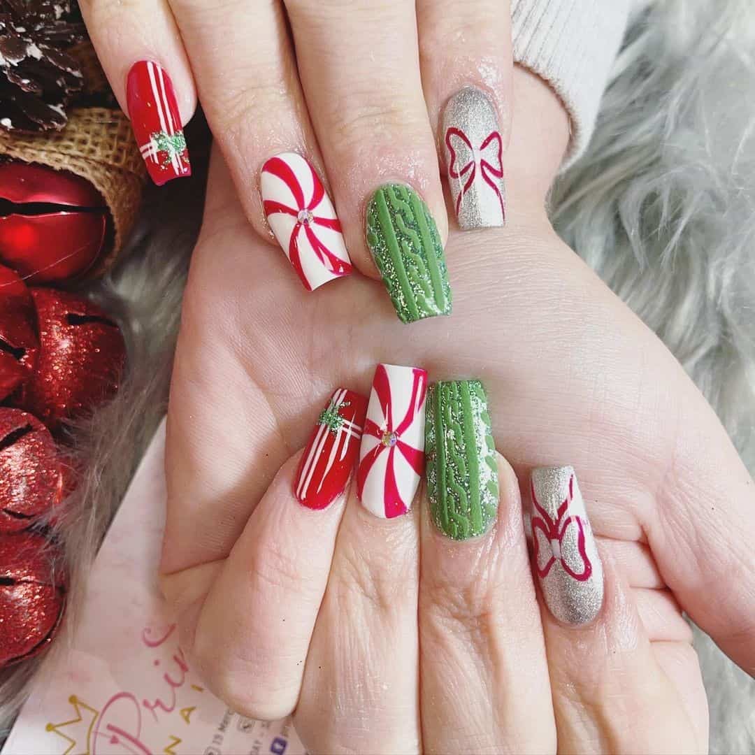 Green & Red Christmas Nail Design