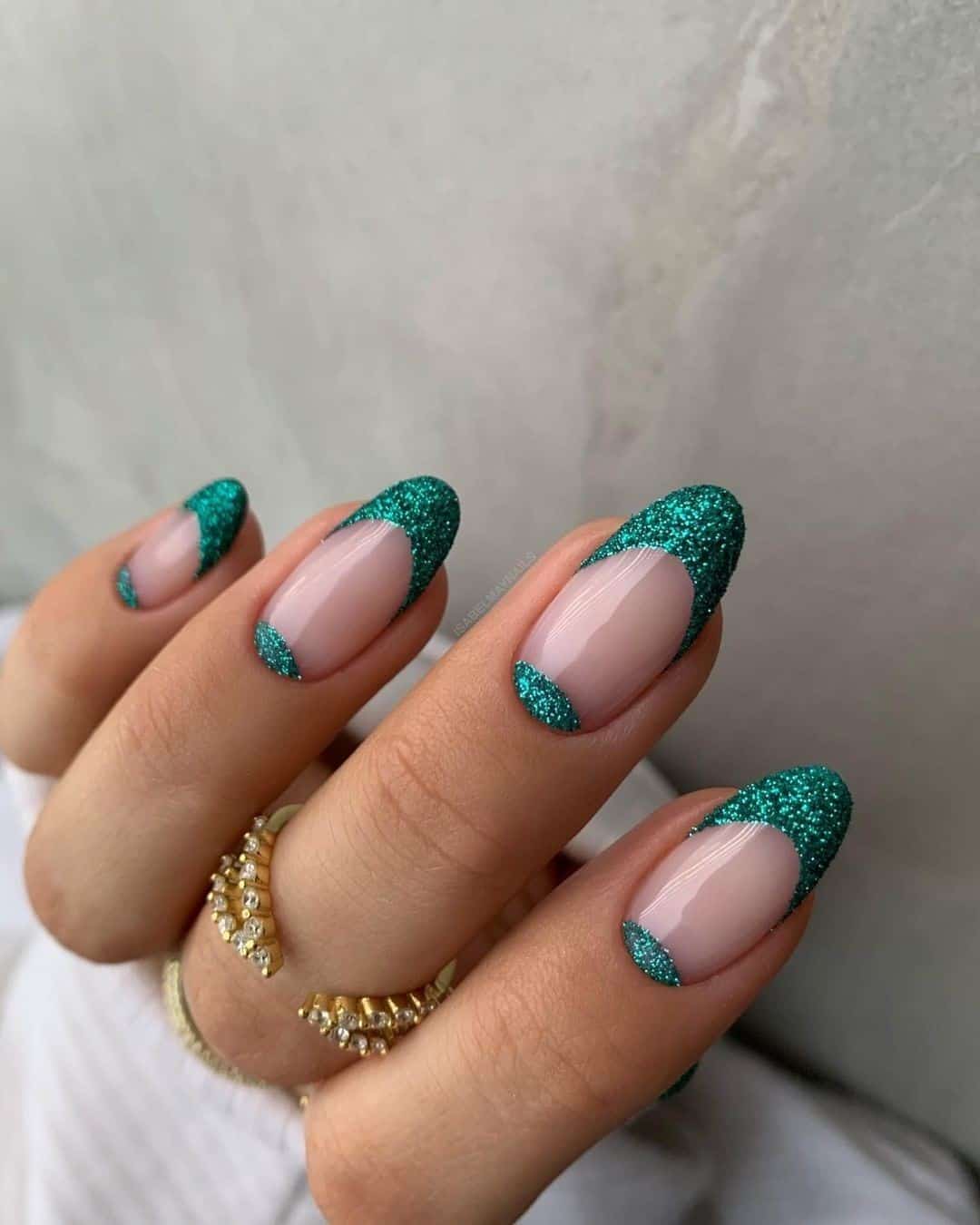 Top 31 Gorgeous Short Christmas Nail Design Ideas 31 Oval Green Glitter Christmas Nails