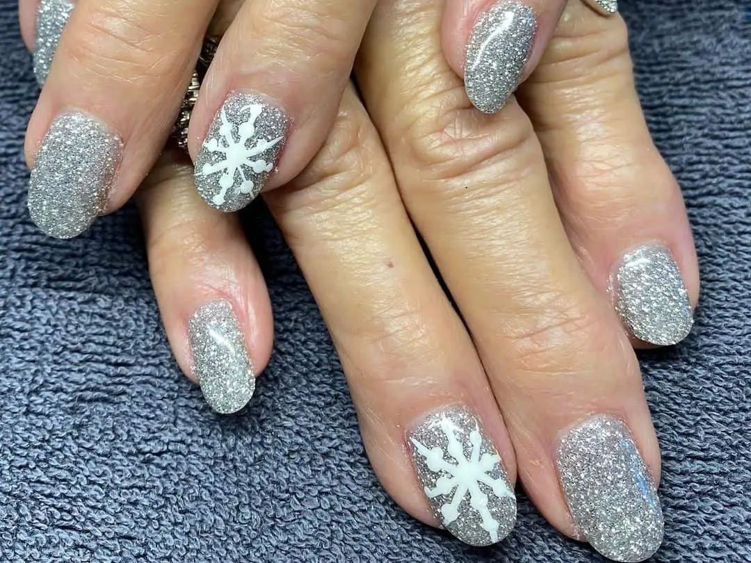 Top 33 Sweet Snowflake Nail Design Ideas For Winter 3 Short Glitter Snowflake Nails