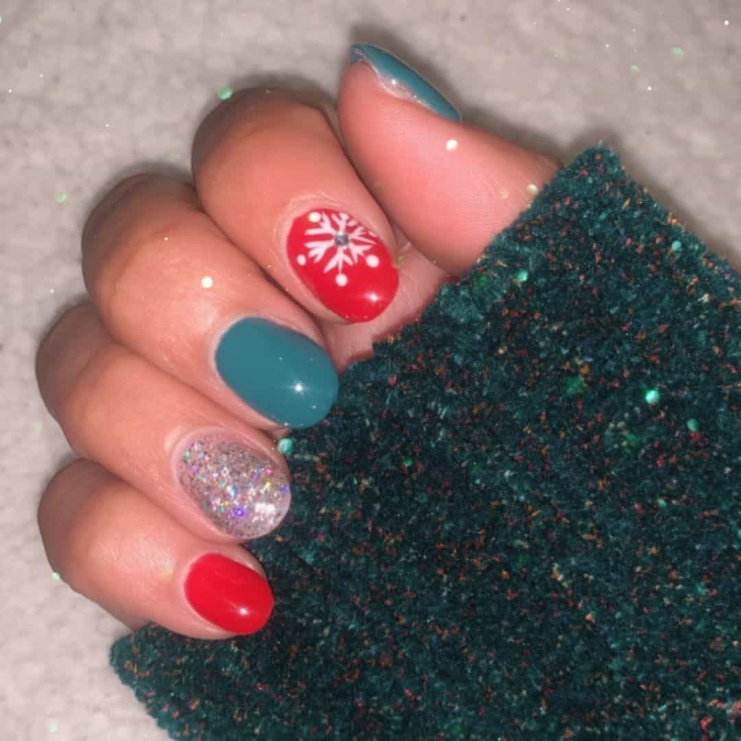 Top 31 Gorgeous Short Christmas Nail Design Ideas 14 Short Green Red Nails