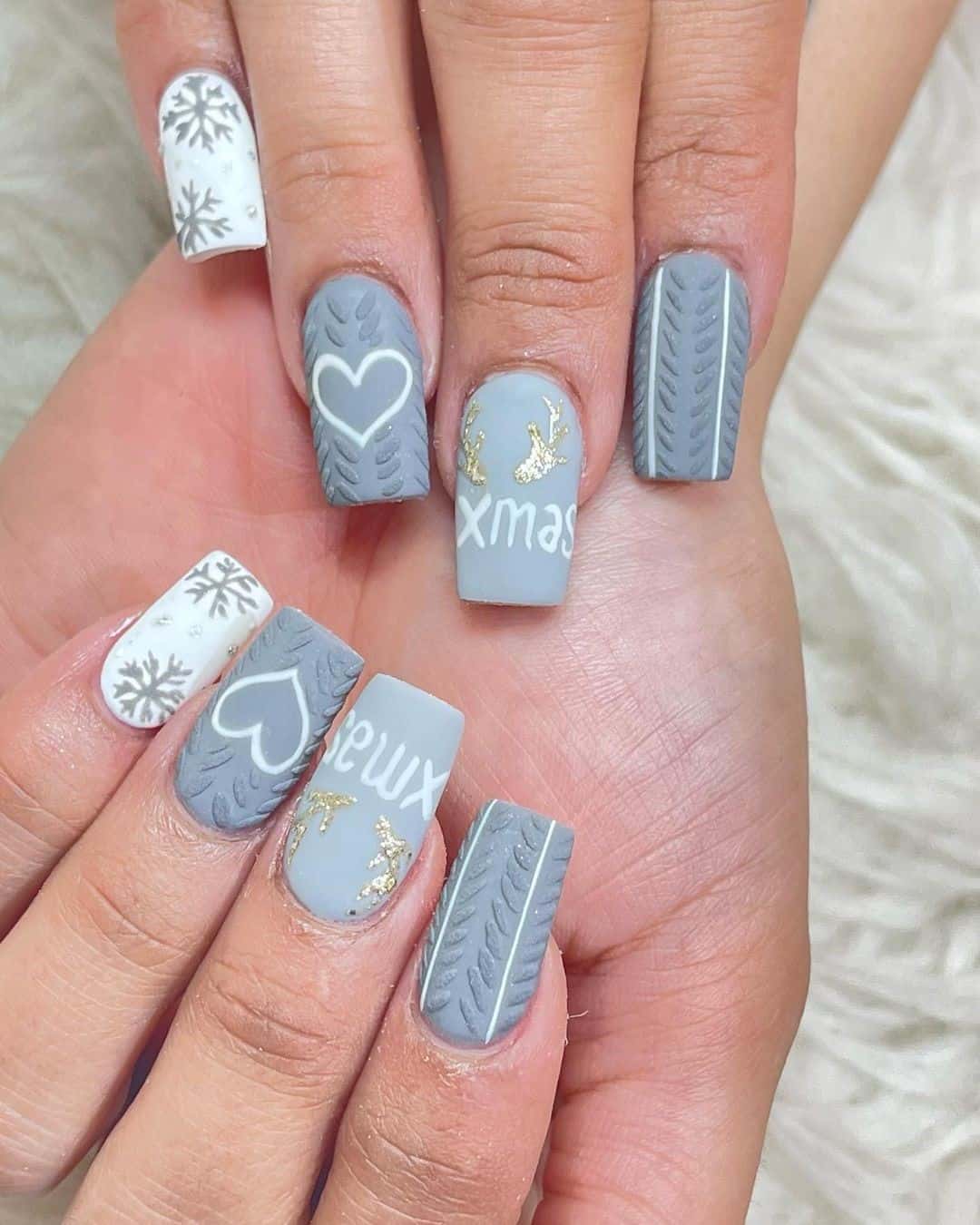 35 Elegant Christmas Acrylic Nail Design Ideas 2022 33 Short Grey And Blue Manicure For Christmas
