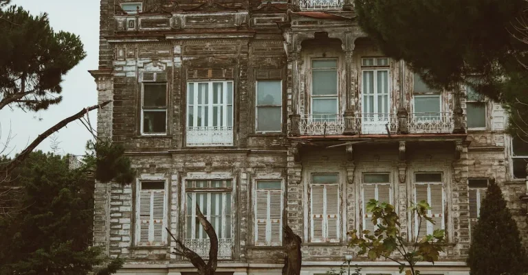The Eerie History And Haunting Secrets Of La’S Spookiest Abandoned Mansions